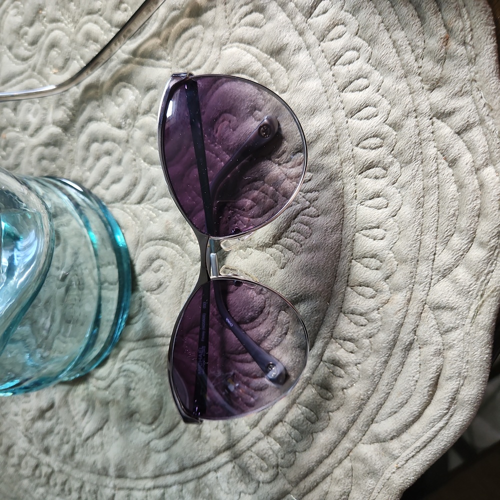 Michael Kors sunglasses gently used.  Like new - Picture 6 of 12